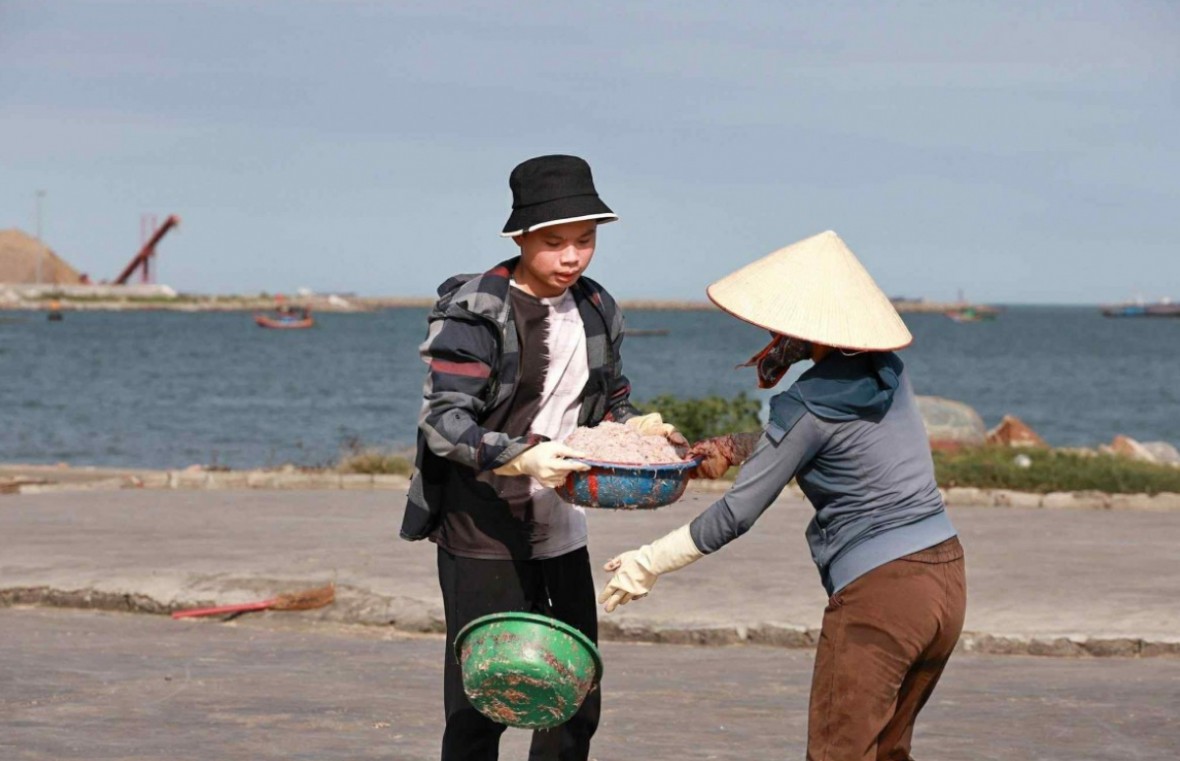 Tháng Ba của những người phụ nữ làng biển Tháng Ba của những người phụ nữ làng biển