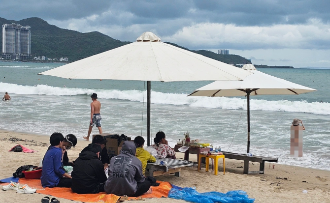 Người thân của nam thanh niên gặp nạn túc trực bên bờ biển, chờ tin từ lực lượng chức năng 