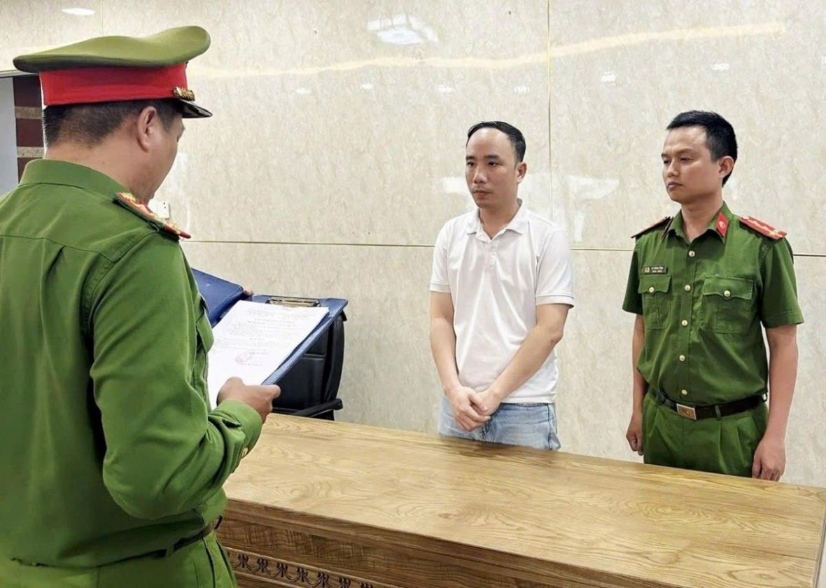 Cơ quan CSĐT Công an TP Đà Nẵng tống đạt các quyết định đối với La Thế Quang. (Ảnh: Công an TP Đà Nẵng)