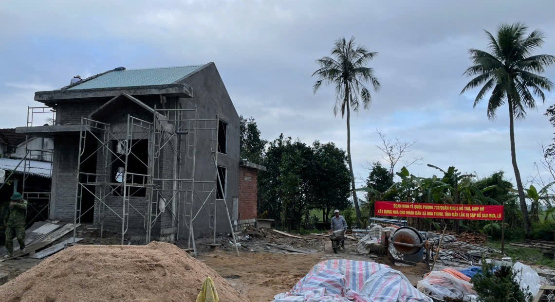 Những ngôi nhà của tinh thần đoàn kết dân tộc hiện hữu trên rốn lũ Hòa Thịnh. Những ngôi nhà của tinh thần đoàn kết dân tộc hiện hữu trên rốn lũ Hòa Thịnh.