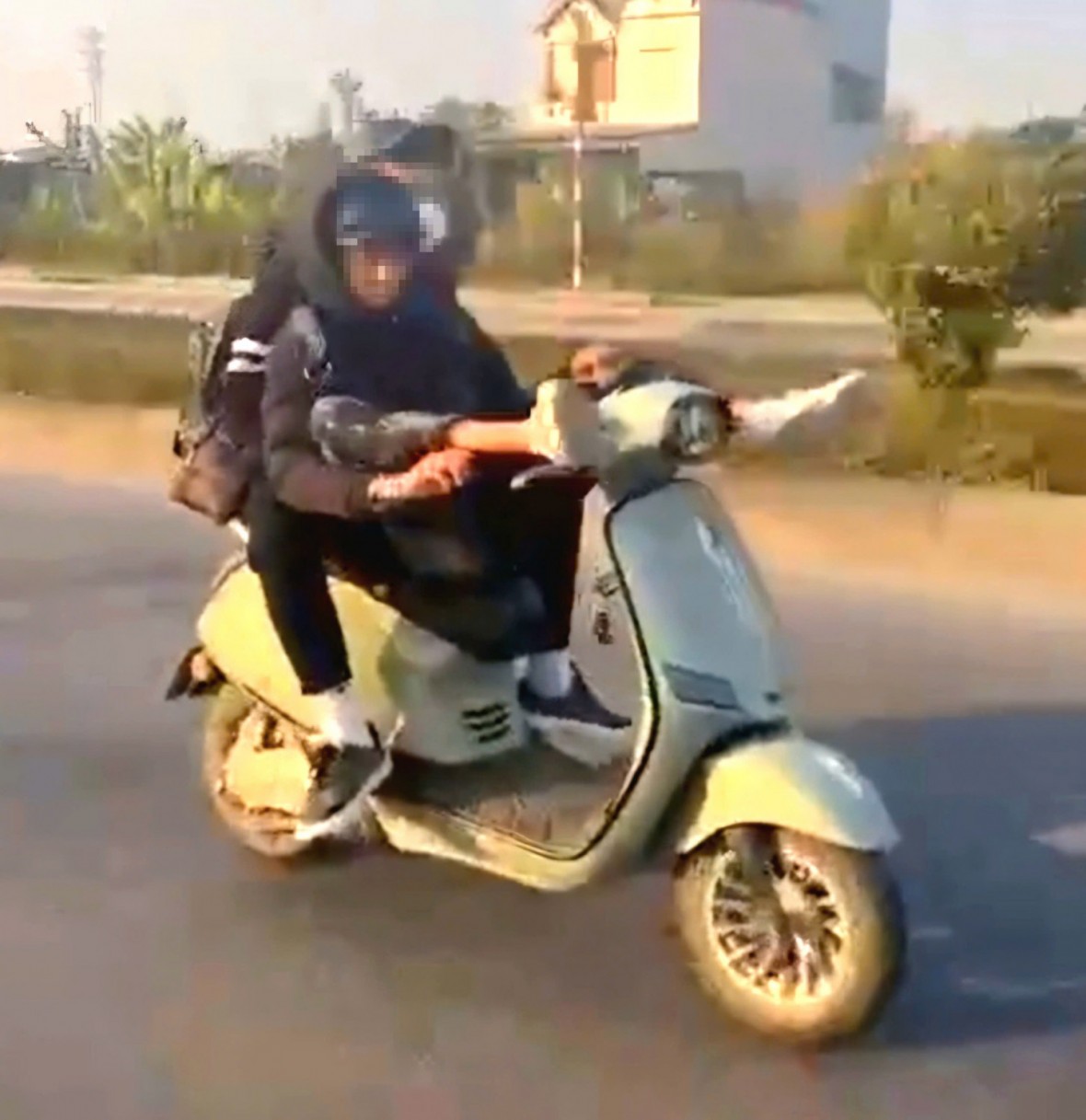 CSGT Quảng Ninh xử lý hai thiếu niên biểu diễn nguy hiểm bằng xe máy điện trên mạng xã hội