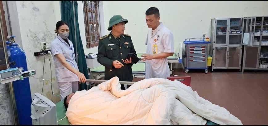 Ngư dân Nguyễn Công Chung được chăm sóc tại cơ sở Y tế sau khi được cứu hộ thành công.