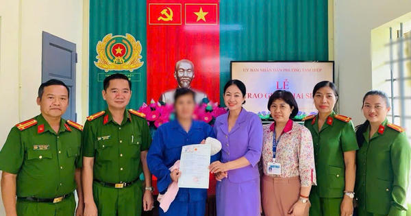 Trao giấy khai sinh và thẻ BHYT cho con người bị tạm giam: Lan tỏa giá trị nhân văn trong công tác quản lý giam giữ
