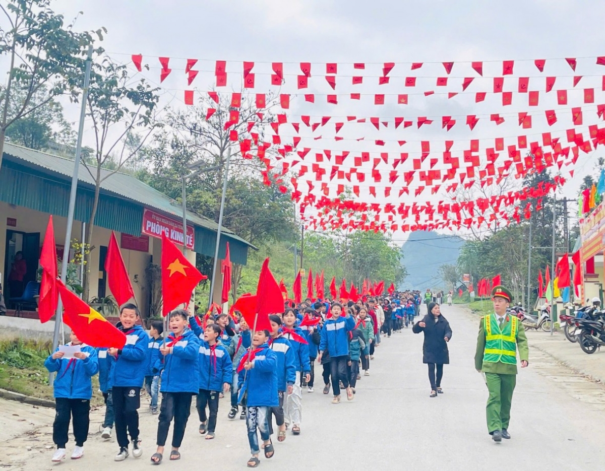 Gần 1.000 cán bộ, đoàn viên, học sinh vùng biên tham gia diễu hành chào mừng ngày hội bầu cử
