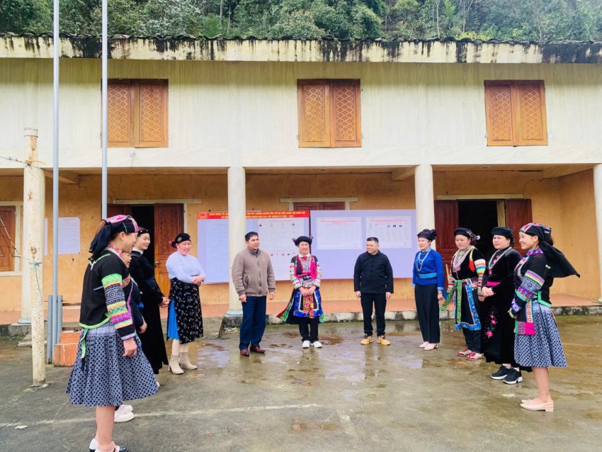 Gần 1.000 cán bộ, đoàn viên, học sinh vùng biên tham gia diễu hành chào mừng ngày hội bầu cử