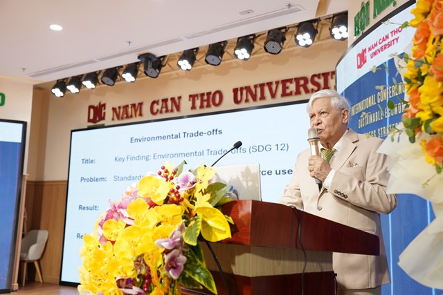 Gi&aacute;o sư Bart A.F. Van Ahee (H&agrave; Lan) ph&aacute;t biểu tại Hội thảo - Ảnh: VGP/LS