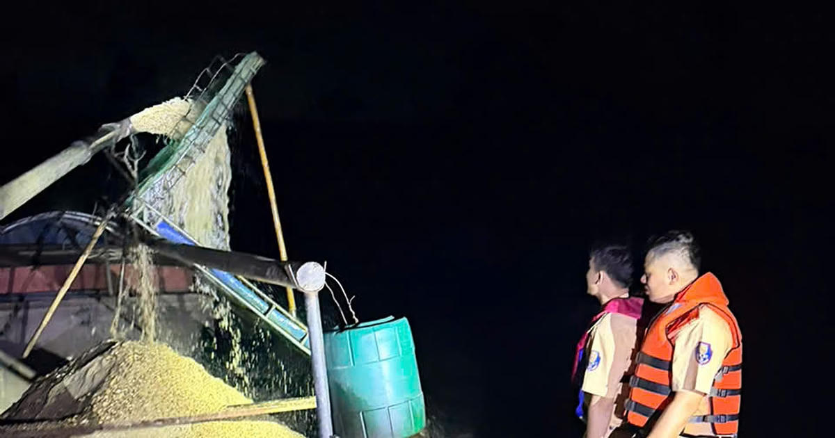 Bắt quả tang 2 tàu khai thác cát trái phép trên sông Lam