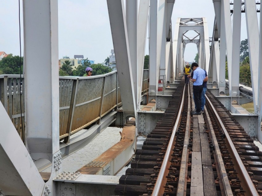 Các đơn vị chức năng đang tiến hành khảo sát hiện trường, kiểm tra tình trạng kết cấu nhịp cầu.