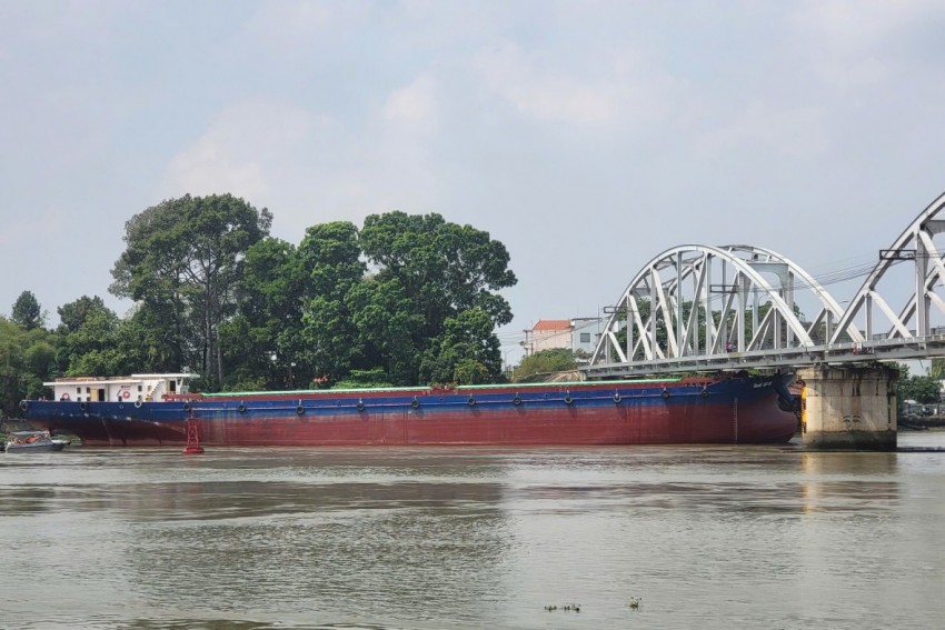 Tàu chở hàng Thành Đạt 86, số hiệu NP8437, lưu thông trên sông Đồng Nai va chạm mạnh vào cầu Ghềnh.
