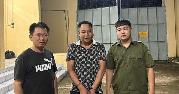 Tạm giữ đối tượng dùng kéo tấn công lực lượng Công an rồi cố thủ trong nhà