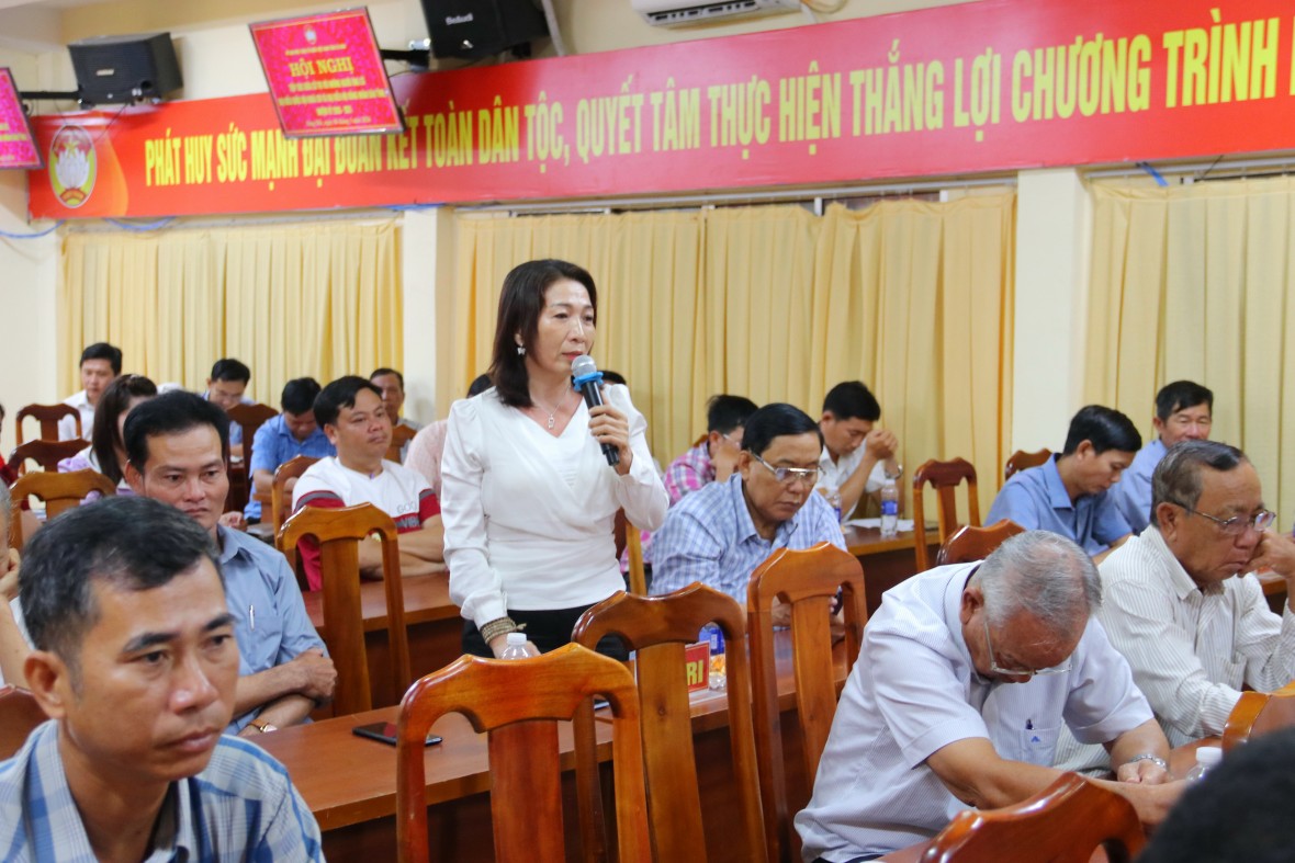 Thứ trưởng Bộ Tư pháp Phan Chí Hiếu tiếp xúc, lắng nghe kiến nghị của cử tri Sông Đốc Thứ trưởng Bộ Tư pháp Phan Chí Hiếu tiếp xúc, lắng nghe kiến nghị của cử tri Sông Đốc