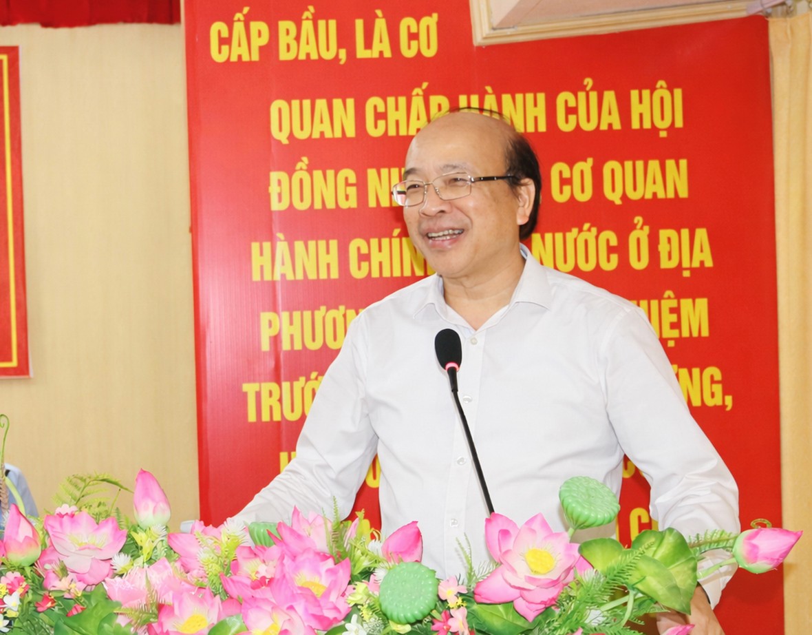 Thứ trưởng Bộ Tư pháp Phan Chí Hiếu tiếp xúc, lắng nghe kiến nghị của cử tri Sông Đốc Thứ trưởng Bộ Tư pháp Phan Chí Hiếu tiếp xúc, lắng nghe kiến nghị của cử tri Sông Đốc