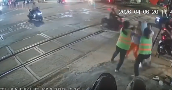 Hai nữ nhân viên đường sắt bị hành hung vì ngăn người vượt barie