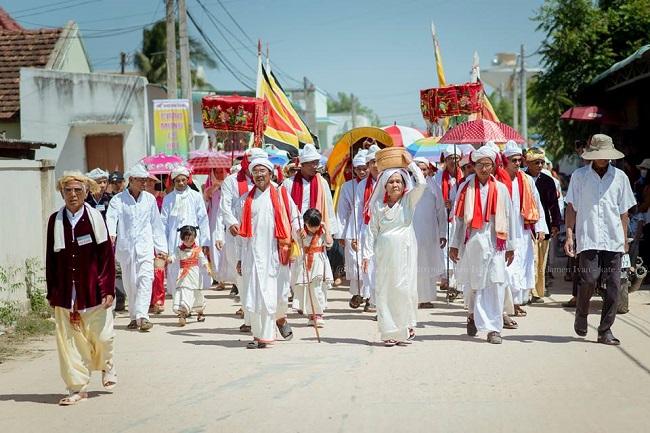 Nghi lễ đón rước y trang (Ảnh: Jamen Ivan)