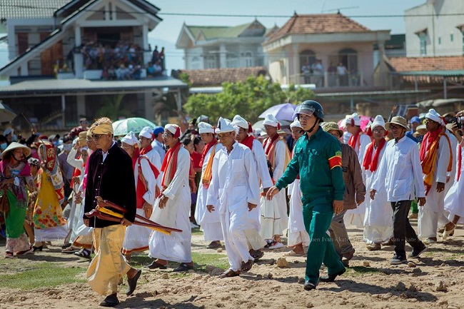 Các chức sắc Chăm Bàlamôn trong một nghi lễ tại làng (Ảnh: Jamen Ivan)