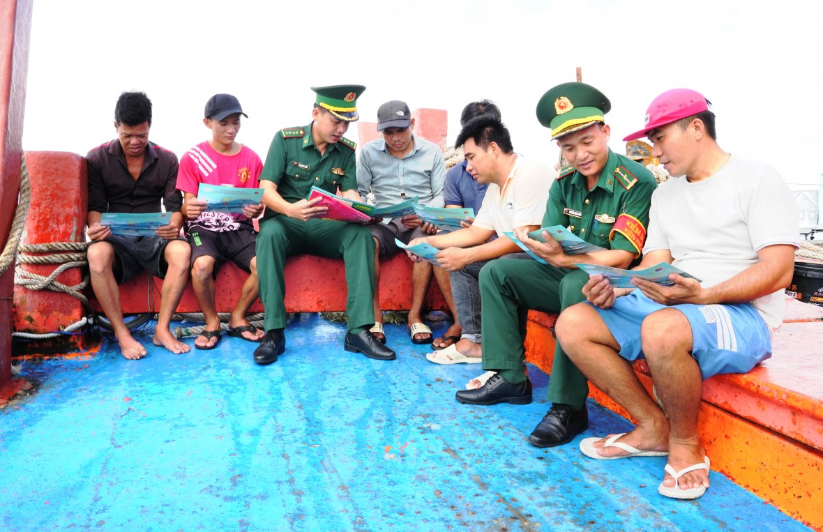 Ngư dân Cà Mau đồng hành cùng cả nước gỡ