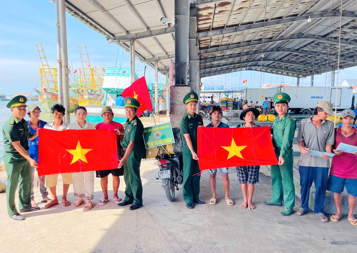 Ngư dân Cà Mau đồng hành cùng cả nước gỡ