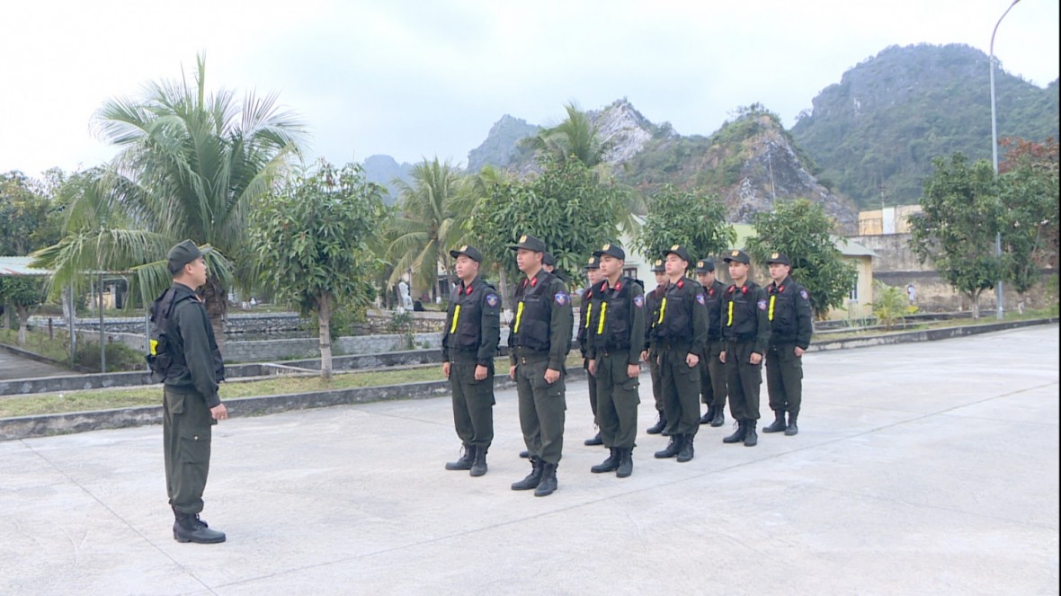 Lực lượng Cảnh sát cơ động triển khai phương án tuần tra đảm bảo ANTT. Lực lượng Cảnh sát cơ động triển khai phương án tuần tra đảm bảo ANTT.