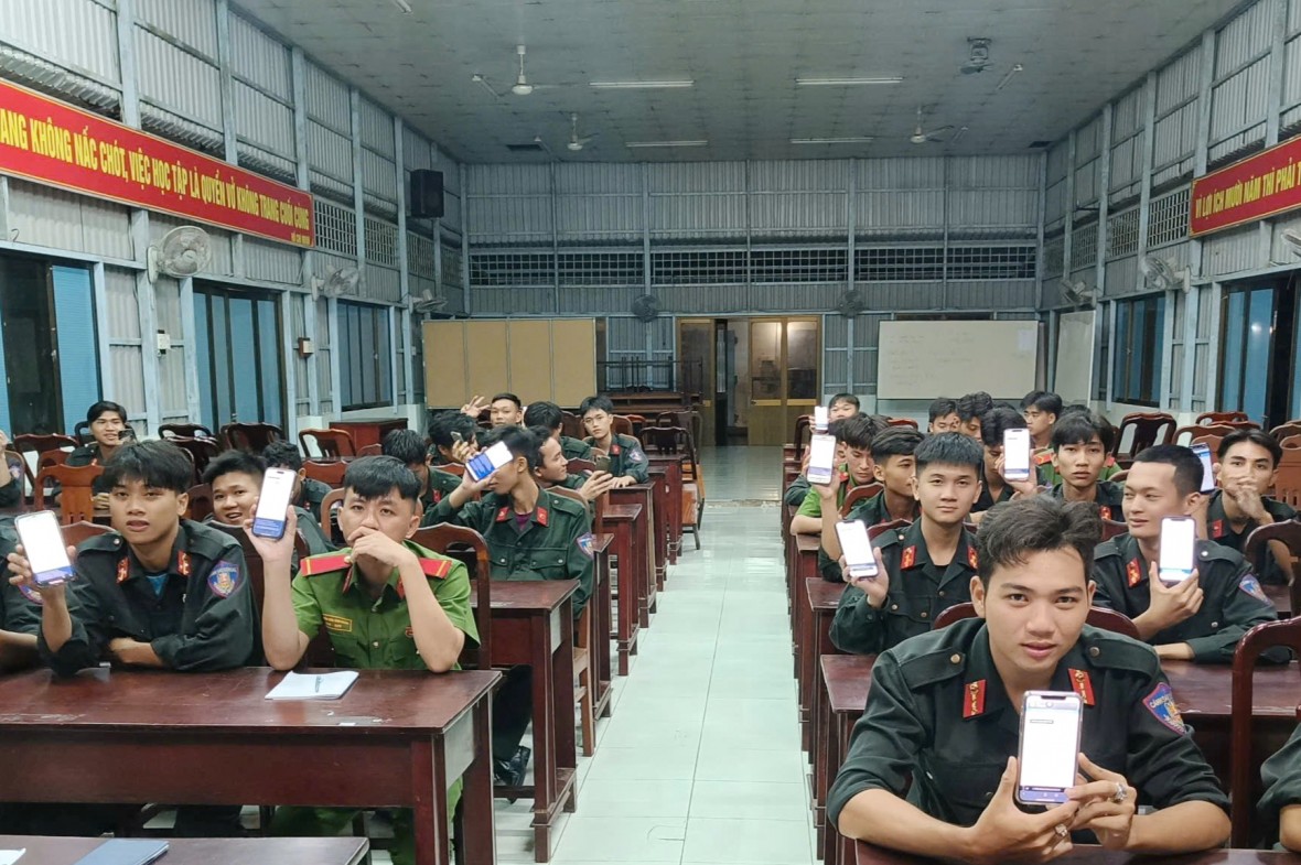 Công an Cà Mau triển khai “nhiệm vụ kép”, sẵn sàng cho ngày bầu cử Công an Cà Mau triển khai “nhiệm vụ kép”, sẵn sàng cho ngày bầu cử