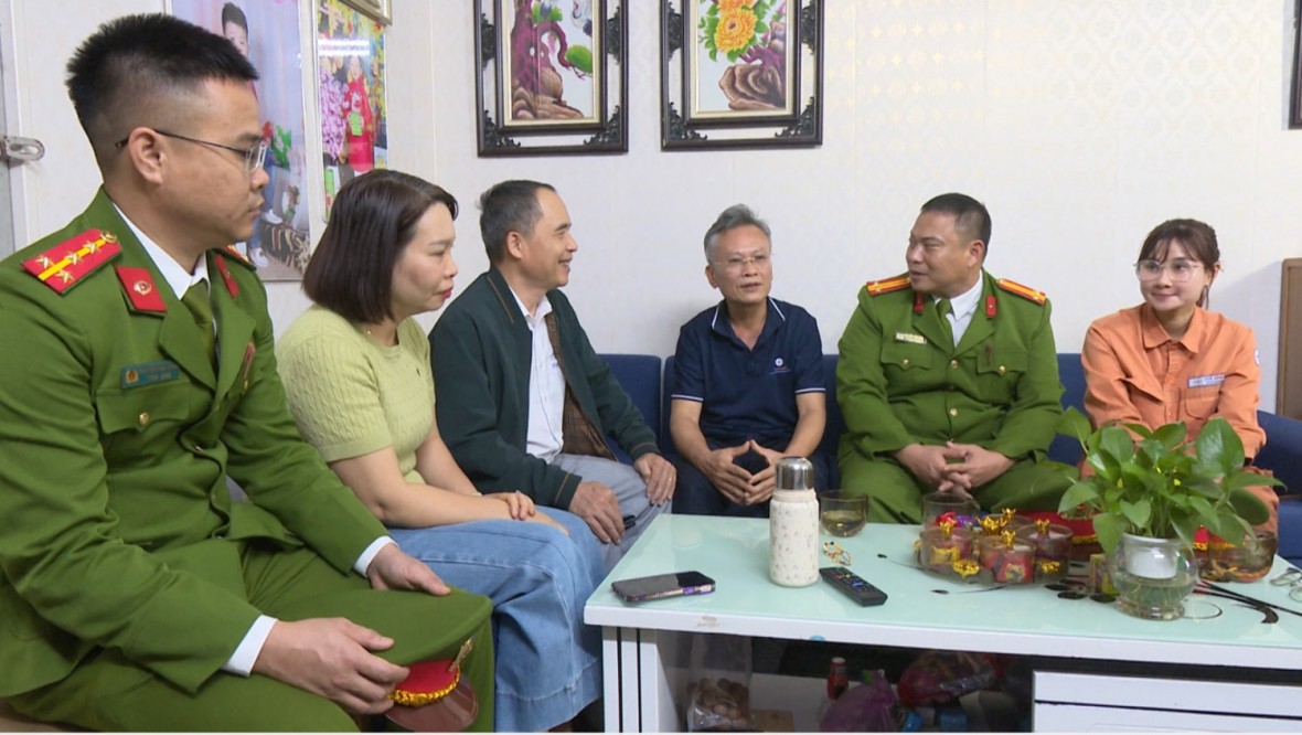 Công an xã Thống Nhất phối hợp rà soát danh sách cử tri là công dân tạm trú trên địa bàn. Công an xã Thống Nhất phối hợp rà soát danh sách cử tri là công dân tạm trú trên địa bàn.