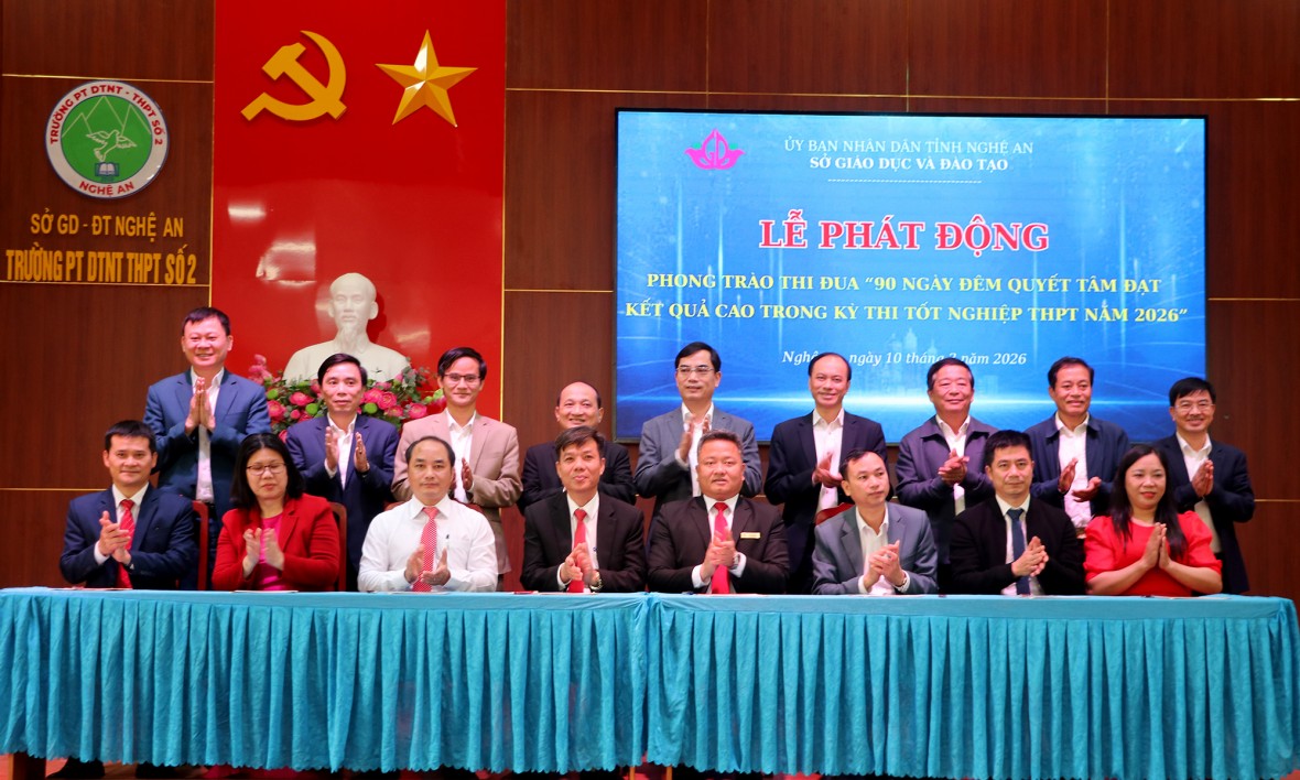 Lãnh đạo các Trường học ký cam kết thi đua thực hiện phong trào. Lãnh đạo các Trường học ký cam kết thi đua thực hiện phong trào.