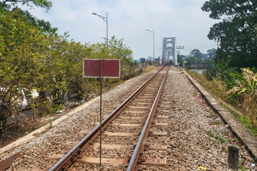 Tuyến đường sắt Bắc – Nam qua khu vực này đã được tạm dừng toàn bộ hoạt động tàu hỏa trên đoạn khu gian Biên Hòa – Dĩ An.