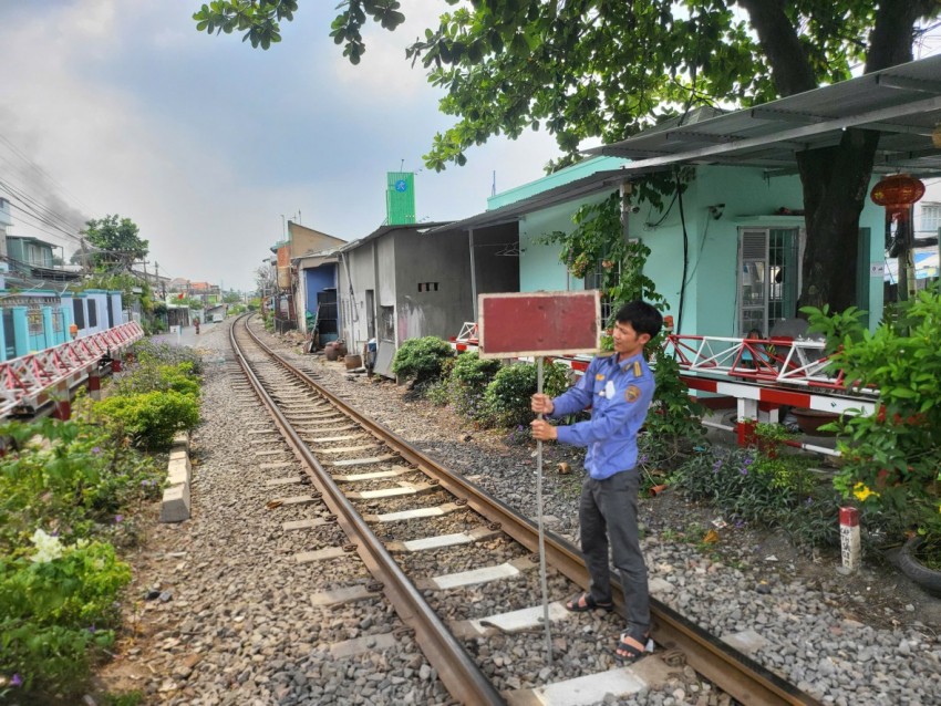 Hiện lực lượng chức năng đang tạm dừng khai thác tuyến đường sắt đoạn khu gian Biên Hòa – Dĩ An để kiểm tra an toàn công trình.