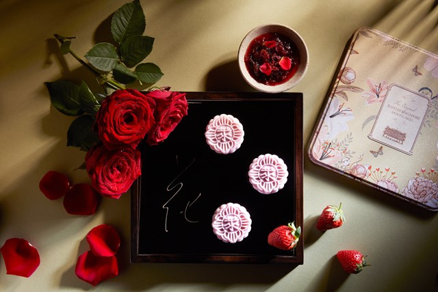 B&aacute;nh trung thu da tuyết hương hoa hồng Da Li v&agrave; chocolate d&acirc;u t&acirc;y. Ảnh: Raffles Hotel Singapore