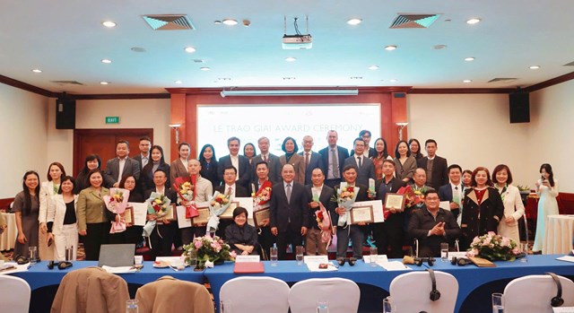 Đại diện Ban tổ chức, đại biểu chụp ảnh lưu niệm c&ugrave;ng c&aacute;c DN được vinh danh&nbsp;