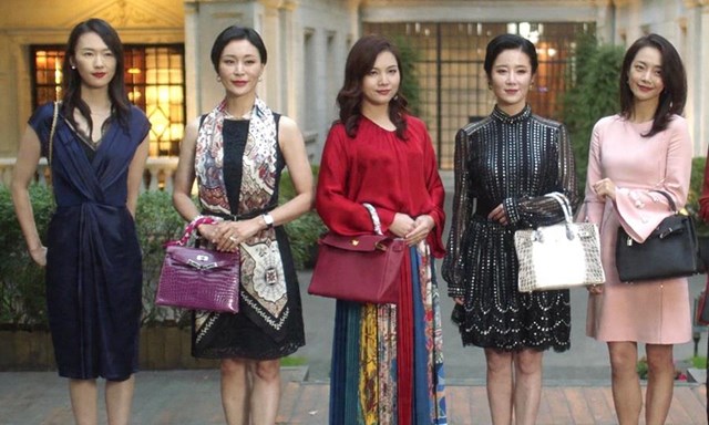 30 chưa phải l&agrave; hết chọn Herm&egrave;s Birkin để thể hiện cho sự gi&agrave;u c&oacute;, quyền lực của nh&acirc;n vật trong phim.