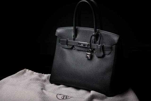 Đàn ông đeo Rolex, phụ nữ cầm Birkin: Không chỉ là phụ kiện, chiếc túi xa xỉ này đang trở thành khoản đầu tư giữ giá tốt hơn cả vàng - Ảnh 1