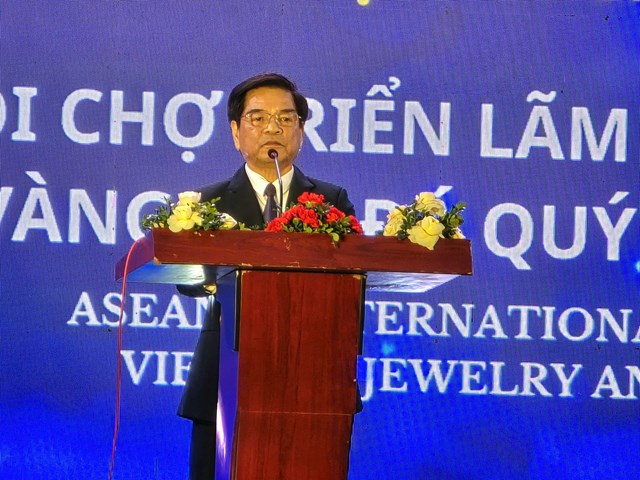 TS. L&ecirc; Ngọc Dũng - Ủy vi&ecirc;n Ủy ban Trung ương MTTQ Việt Nam, Chủ tịch Hội Mỹ nghệ Kim ho&agrave;n v&agrave; Đ&aacute; qu&yacute; Việt Nam, Chủ tịch Hội Nghệ nh&acirc;n v&agrave; Thương hiệu Việt Nam, Viện trưởng Viện Nghi&ecirc;n cứu v&agrave; Ph&aacute;t triển Đạo Mẫu Việt Nam ph&aacute;t biểu tại lễ khai mạc.