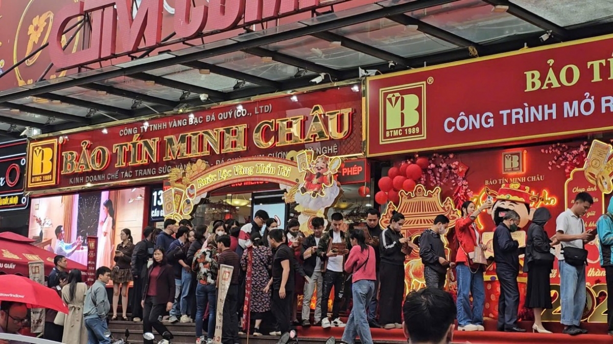 Người dân xếp hàng cả trưa chờ mua vàng ngày vía Thần Tài