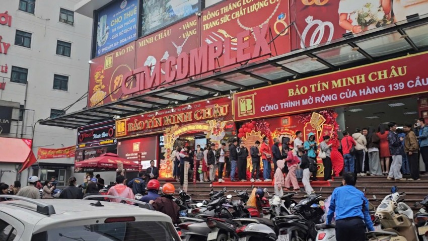 Người dân xếp hàng cả trưa chờ mua vàng ngày vía Thần Tài