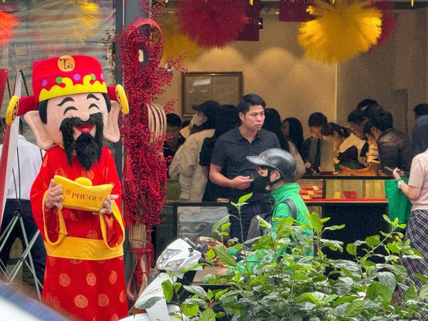 Người dân xếp hàng cả trưa chờ mua vàng ngày vía Thần Tài