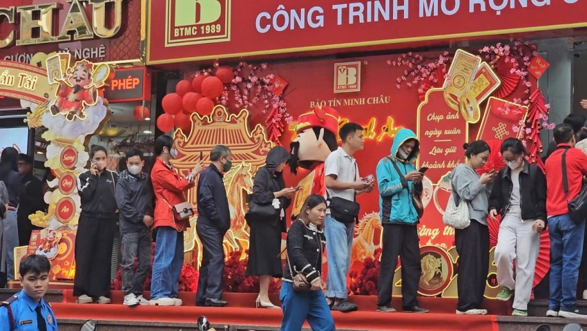 Người dân xếp hàng cả trưa chờ mua vàng ngày vía Thần Tài