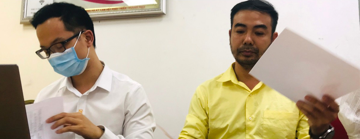 Hai người tự xưng là luật sư