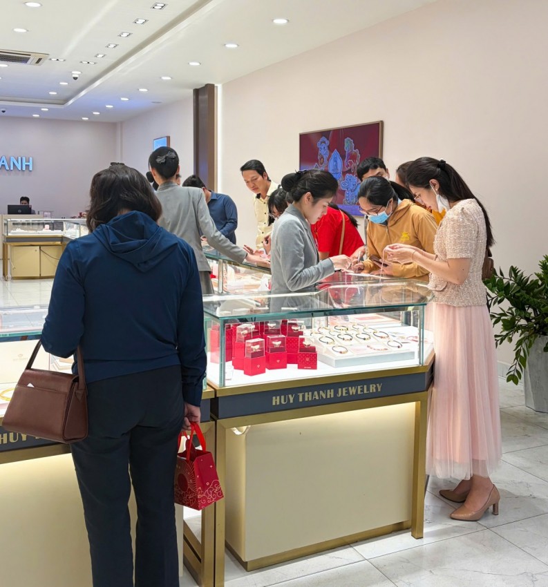 Người dân xếp hàng cả trưa chờ mua vàng ngày vía Thần Tài