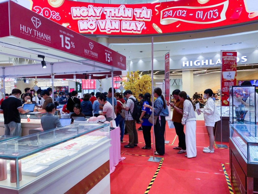 Người dân xếp hàng cả trưa chờ mua vàng ngày vía Thần Tài