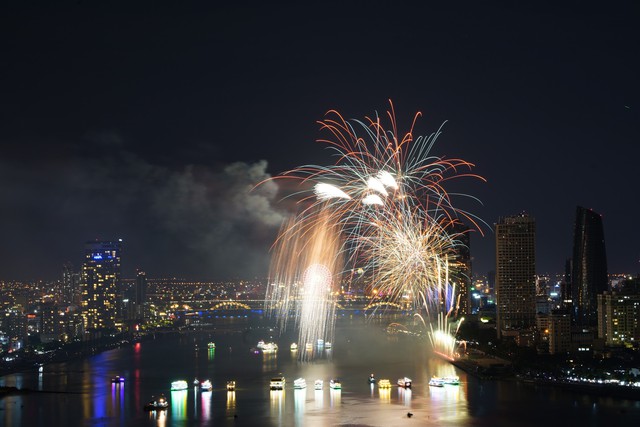 Mãn nhãn đêm khai mạc Lễ hội pháo hoa quốc tế “Thế giới không khoảng cách” - Ảnh 8.