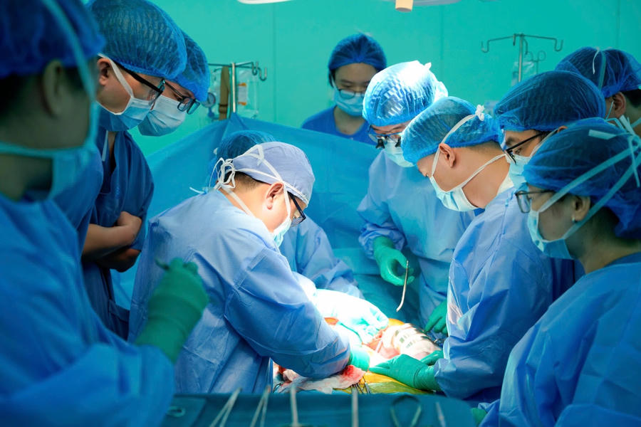 TS BS. Trần Công Duy Long cùng ekip ghép gan