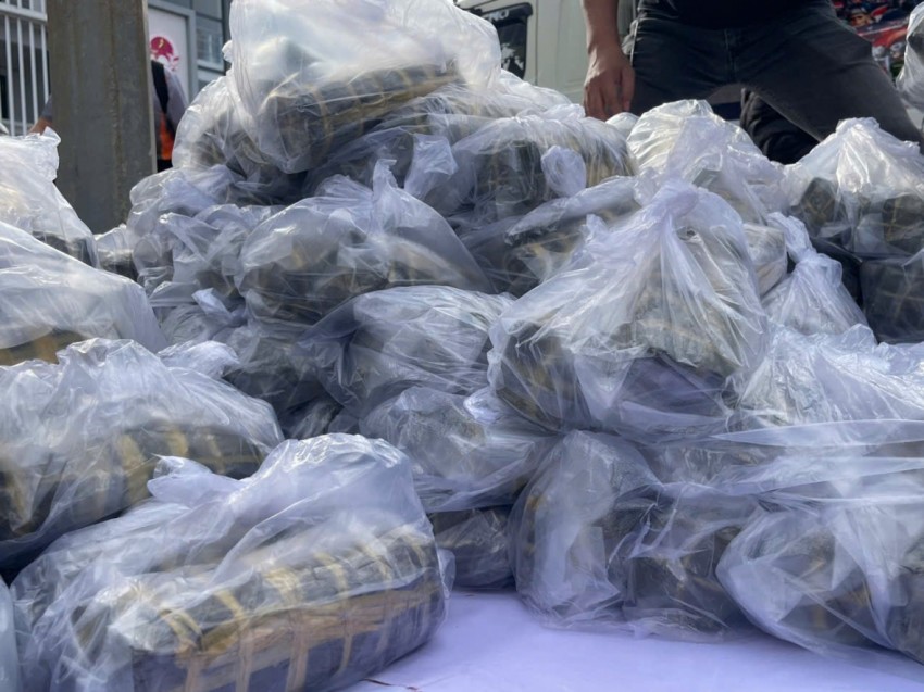 Những đòn bánh tét được chuẩn bị chu đáo, mang hương vị Tết đến để bà con vui xuân, đón năm mới ấm áp hơn.