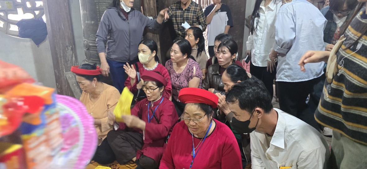 Người dân nườm nượp về Đền Cờn cầu bình an ngày mồng 1 Tết Bính Ngọ Người dân nườm nượp về Đền Cờn cầu bình an ngày mồng 1 Tết Bính Ngọ