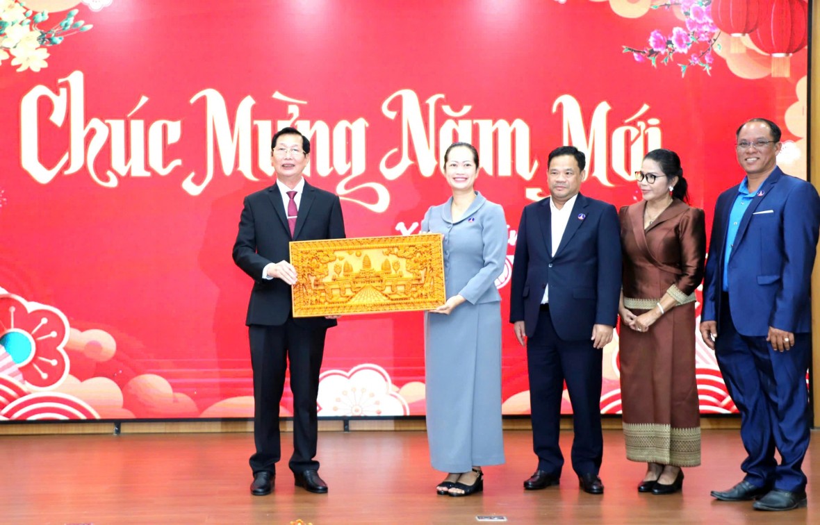 Lãnh đạo UBND tỉnh An Giang tiếp Đoàn đại biểu tỉnh Koh Kong - Vương quốc Campuchia đến thăm và chúc Tết