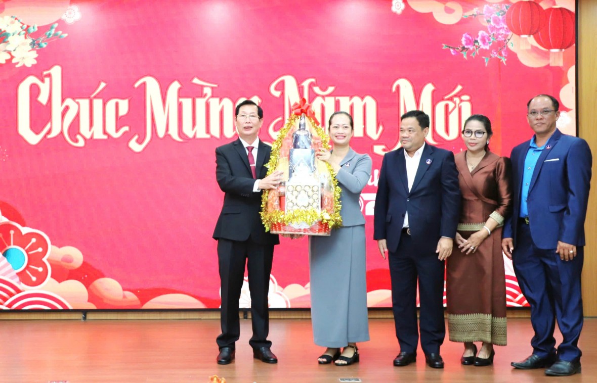 Lãnh đạo UBND tỉnh An Giang tiếp Đoàn đại biểu tỉnh Koh Kong - Vương quốc Campuchia đến thăm và chúc Tết
