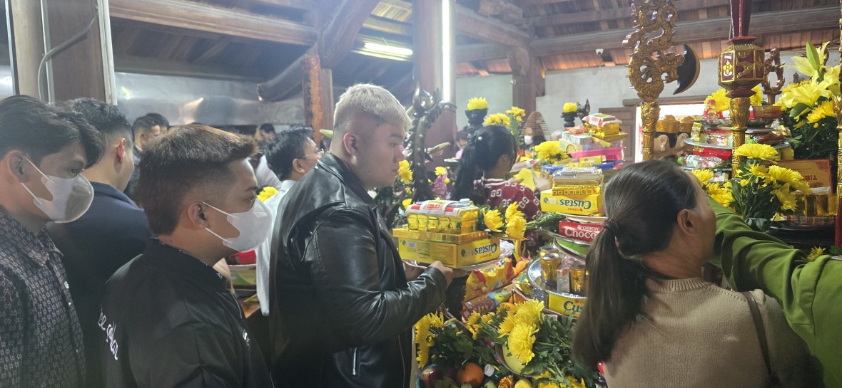 Người dân nườm nượp về Đền Cờn cầu bình an ngày mồng 1 Tết Bính Ngọ Người dân nườm nượp về Đền Cờn cầu bình an ngày mồng 1 Tết Bính Ngọ