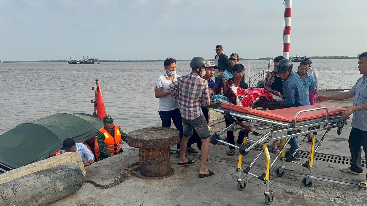 Đồn Biên phòng Cửa khẩu cảng Giao Long kịp thời ứng cứu thuyền trưởng bị đột quỵ trên biển