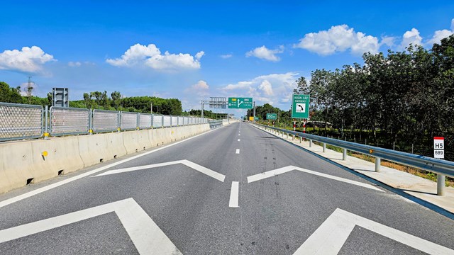 Dọc tr&ecirc;n tuyến cao tốc Vạn Ninh - Cam Lộ, hệ thống dải ph&acirc;n c&aacute;ch, lưới chống ch&oacute;i, h&agrave;ng r&agrave;o t&ocirc;n lượn s&oacute;ng&hellip; đ&atilde; được lắp đặt xong.