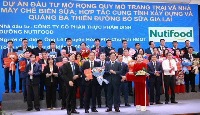 Đại diện Nutifood nhận hoa của l&atilde;nh đạo tỉnh Quảng Nam tại Hội nghị X&uacute;c tiến đầu tư tỉnh Gia Lai.
