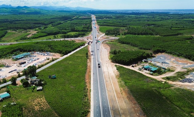 Dự &aacute;n cao tốc Bắc - Nam đoạn Vạn Ninh - Cam Lộ qua tỉnh Quảng Trị d&agrave;i 65,5km, tr&ecirc;n tuyến c&oacute; 4 n&uacute;t giao li&ecirc;n th&ocirc;ng, 30 cầu, 41 hầm chui d&acirc;n sinh - Ảnh: B&aacute;o X&acirc;y dựng